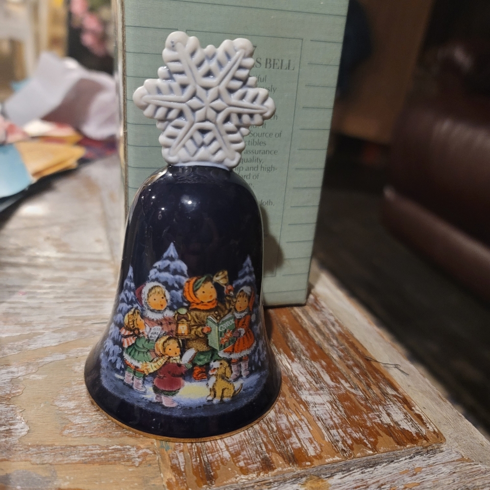 !*Avon 1987 Christmas Bell